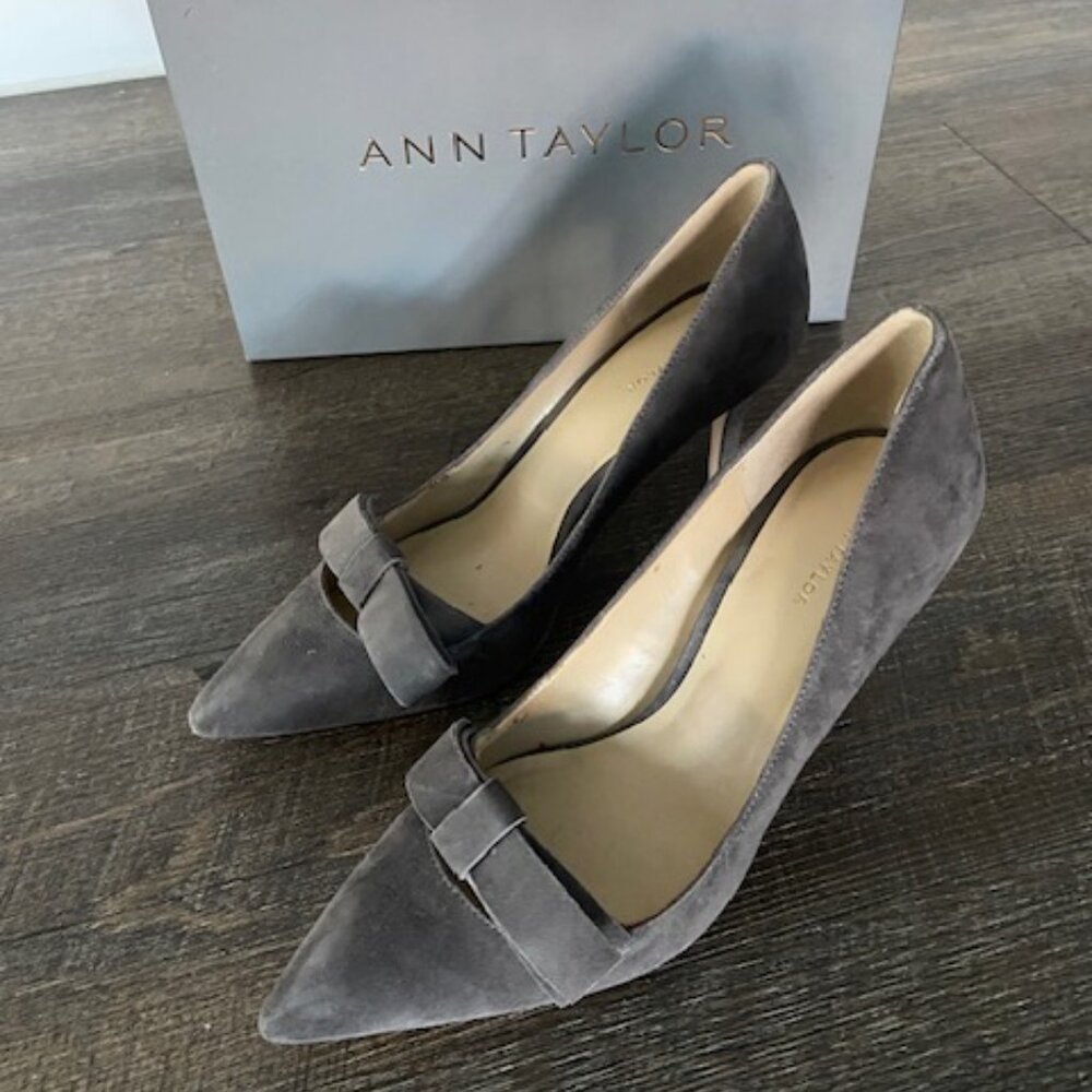 ANN TAYLOR ODETTE GRAY SUEDE BOW PUMP--8.5M